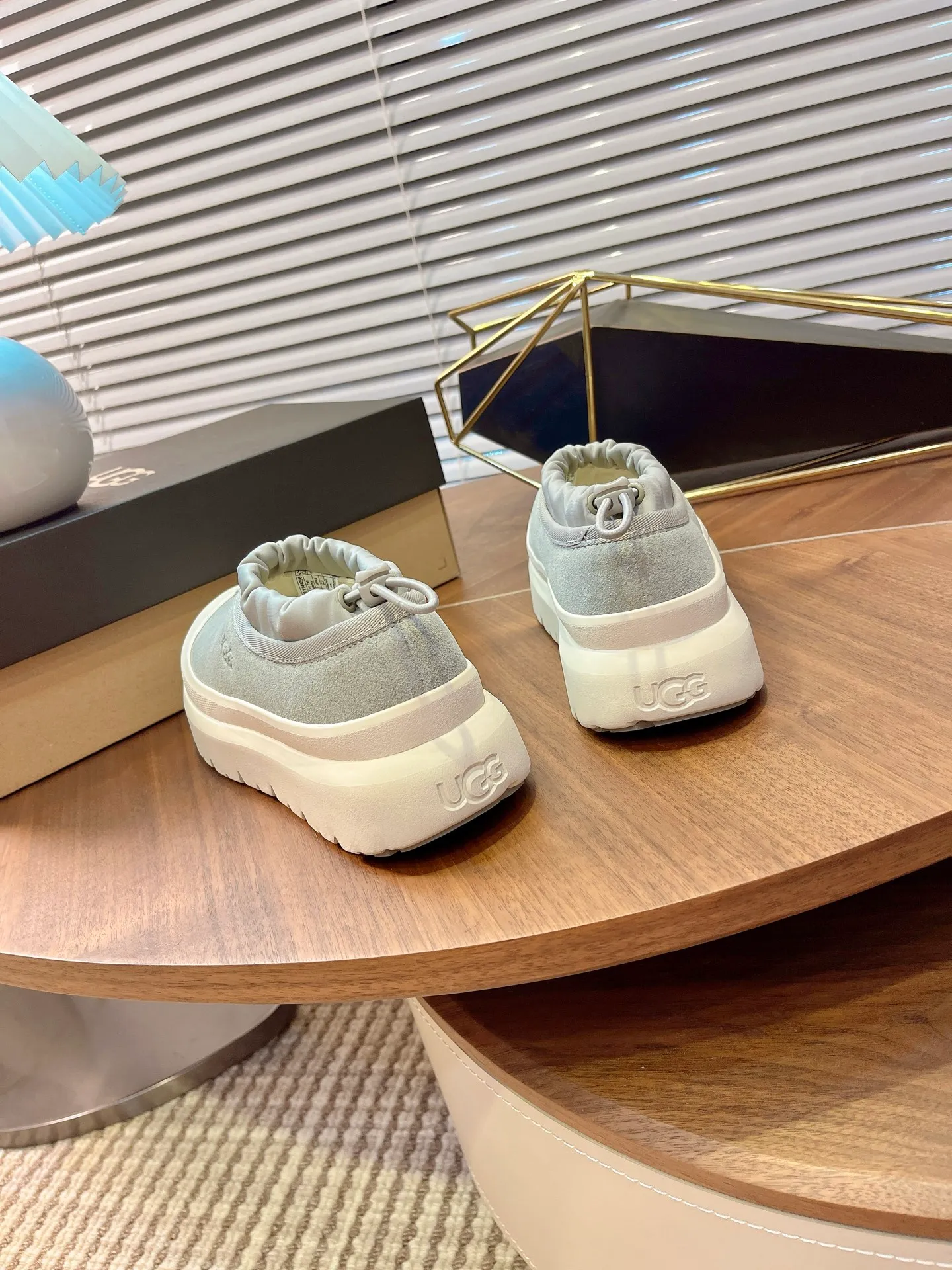 [UGG] P:500💰 Couple shoes Size: 35-44 [Wang Yibo's same style] UGG2025 new winter style Tasman fashion shoes for men and women 1144096 Ugg new fur shoes for autumn and winter, snow boots, same style for men and women ~ Handsome slip-on, lazy shoes, super easy to put on and take off ~ Suede cowhide fabric ~The soles are molded from original soles, not cheap rubber foam, but made of modern material. The characteristics of this material are that it is light, wear-resistant and non-slip. The outsole has a clear logo imprint, which is comparable to that of a store~